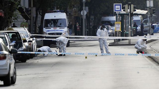 Police forensic experts examine the explosion scene in central Budapest (Photo: AP)