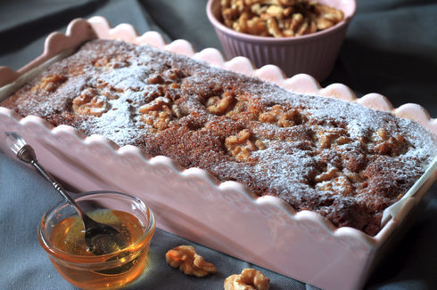 עוגת דבש קלה להכנה עם אגוזי מלך (צילום: אורלי חרמש)