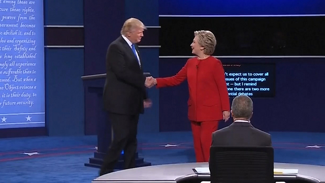 לחיצת ידיים ראשונה בין שני המועמדים (צילום: רויטרס) (צילום: רויטרס)