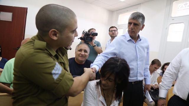 Brig. Gen. (res.) Shmuel Zakai shaking Azaria's hand in court (Photo: Motti Kimchi)