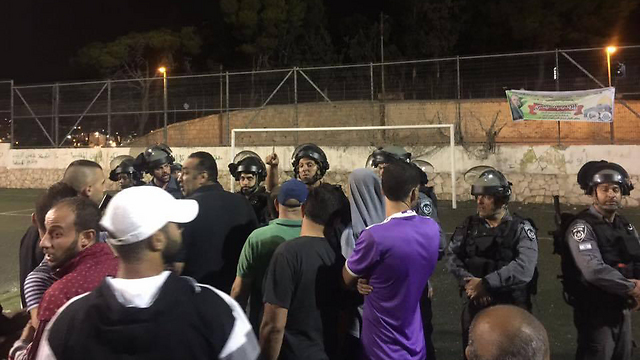 שוטרים במגרש הכדורגל, אמש בסילוואן  ()