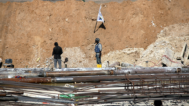 Construction workers building the Gaza border barrier (Photo: Roee Idan) (Photo: Roi Idan)