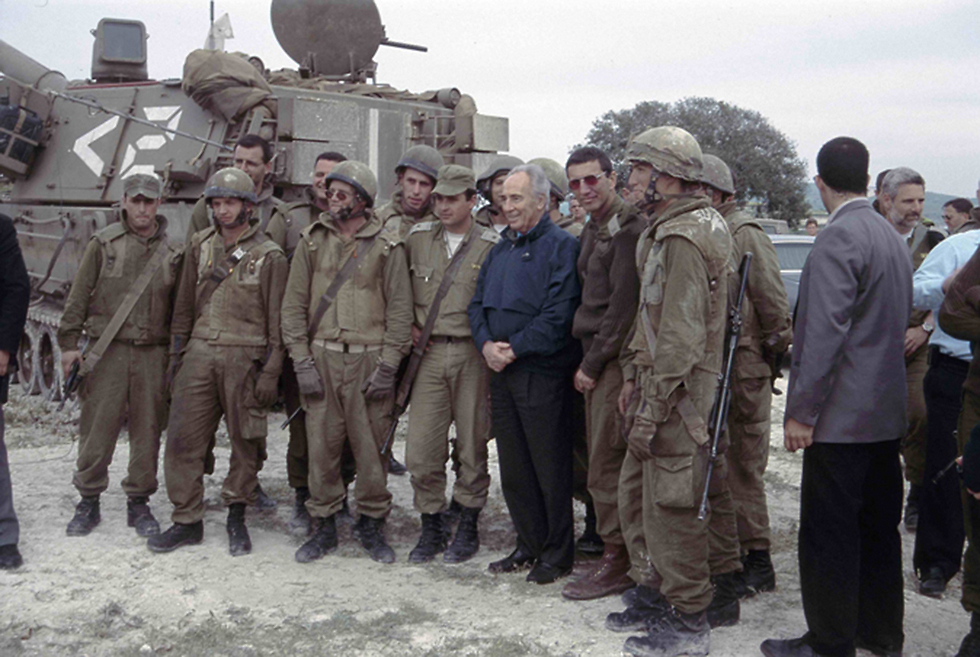 Peres with IDF soldiers in Lebanon during Operation Grapes of Wrath (Photo: IDF Archive)