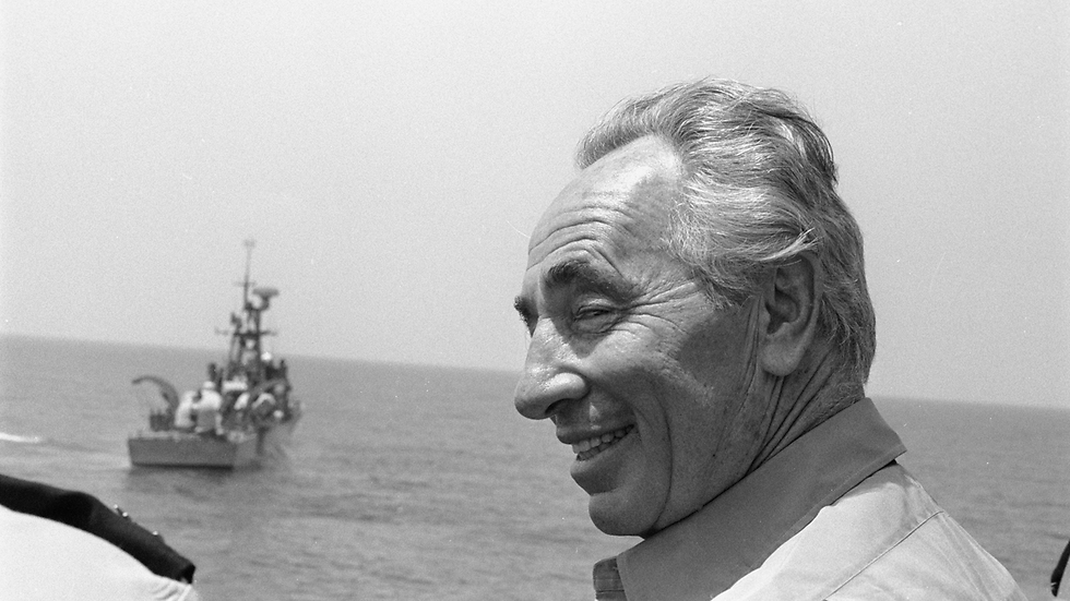Then-PM Peres at sea on Aug. 21, 1985 (Photo: IDF Archive)