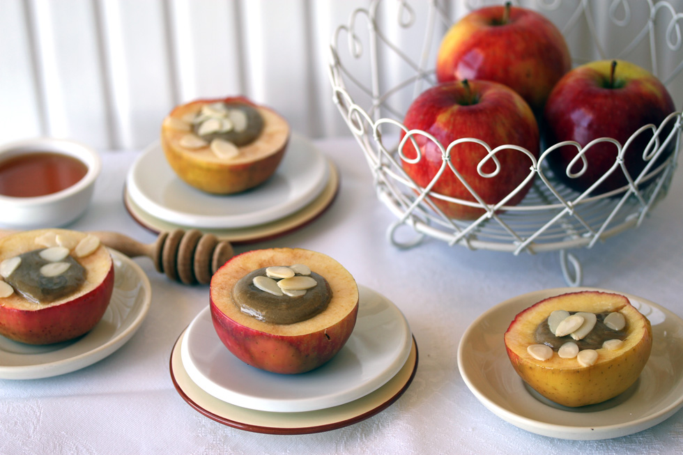 תפוחים אפויים עם טחינה ודבש (צילום, סגנון והכנה: אסנת לסטר)