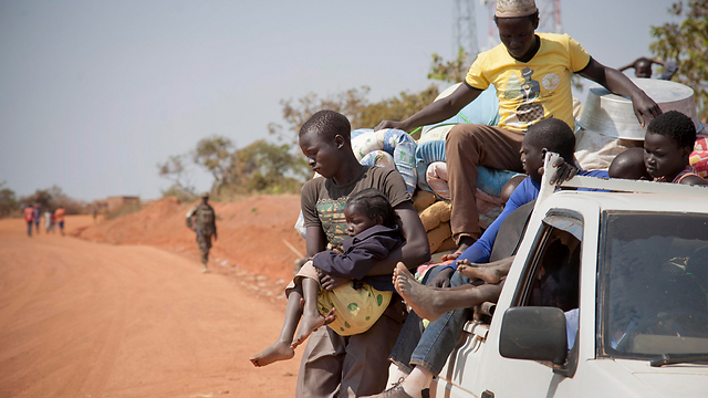 פליטים שברחו מדרום סודן לאוגנדה (צילום: AP) (צילום: AP)