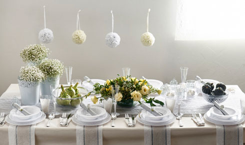 שולחן לבן קלאסי, מנוקד פרחים לבנים וצהובים (צילום: שחר תמיר)