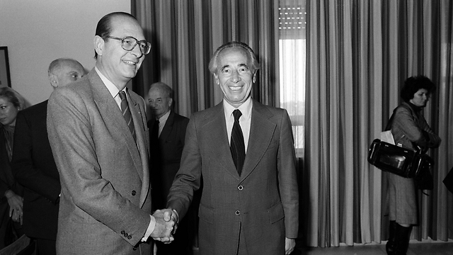 Jacques Chirac with Shimon Peres (Photo: AFP)