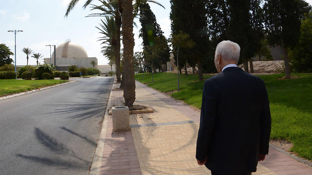 Peres visits the Negev Nuclear Research Center (Photo: Israel Atomic Energy Commission)