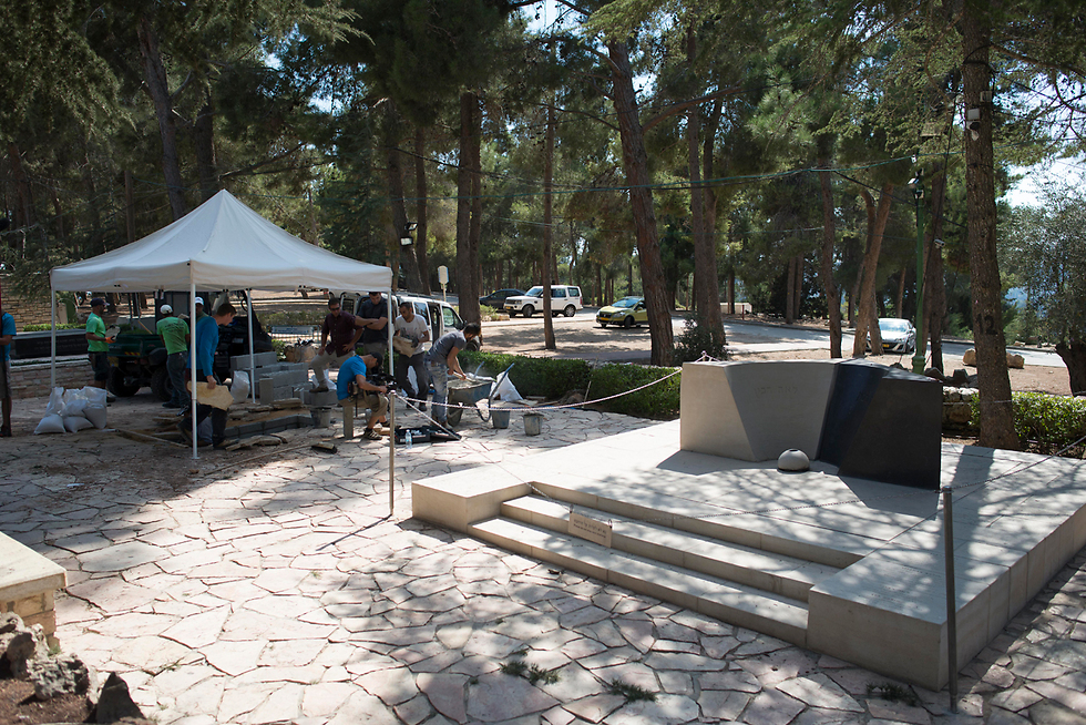 Peres's burial plot (Photo: Alex Davidkovich) (Photo: Alex Dodkovich)