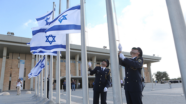 הדגלים ברחבת הכנסת בחצי התורן (צילום: אלכס קולומיסקי) (צילום: אלכס קולומיסקי)