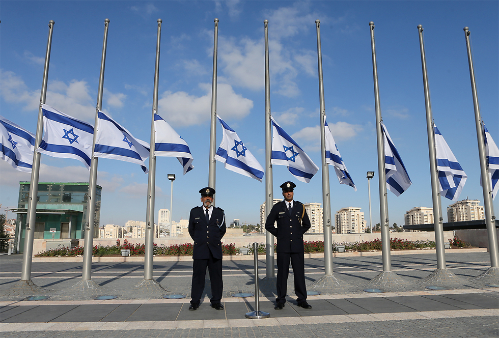 Flags at half staff at the Knesset (Photo: Alex Kolomoisky)