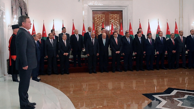 The King of Jordan swears in the new government (Photo: AFP)