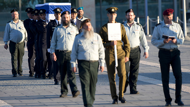 Peres's casket arriving at the Knesset (Photo: AP)