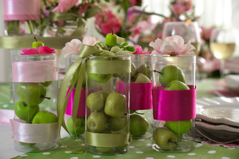 תפוחים במיכלי פלסטיק עטופים בסרטים צבעוניים (צילום: מיה לוי)