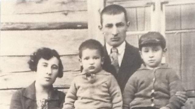 Shimon Perski (R) with his parents and brother in Vishnyeva (Photo: Batya Dori) 