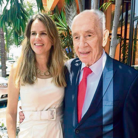 איילת פריש: "מעולם לא פניתי אליו בשמו הפרטי או בשם משפחתו. תמיד 'כבודו'. לא אחת הוא הציע לי להפסיק, אבל לא יכולתי. אז הוא קרא לי 'כבודך'" איילת פריש: "מעולם לא פניתי אליו בשמו הפרטי או בשם משפחתו. תמיד 'כבודו'. לא אחת הוא הציע לי להפסיק, אבל לא יכולתי. אז הוא קרא לי 'כבודך'"