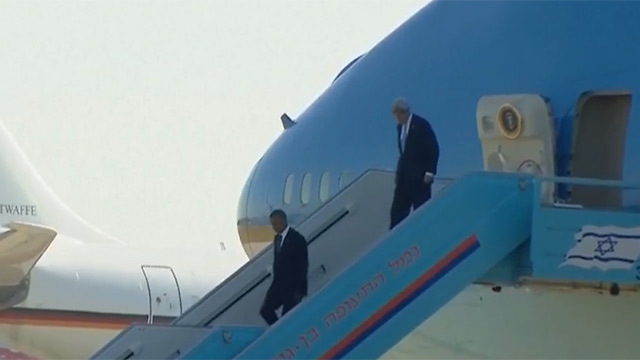 אובמה וקרי יורדים מהמטוס בנתב"ג (צילום: לע"מ) (צילום: לע