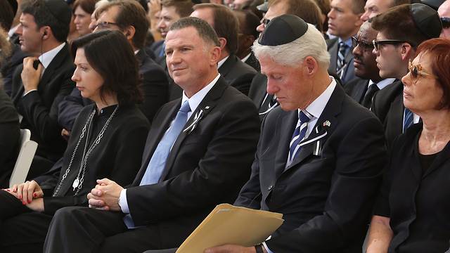 Former US President Clinton sits next to Peres's daughter, Dr. Tsvia Walden, and Knesset Speaker Edelstein (Photo: Gil Yohanan)