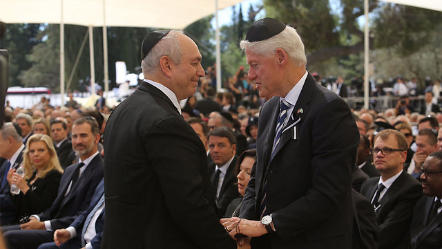 Peres's son, Chemi Peres, being comforted by former US President Bill Clinton (Photo: Gil Yohanan)