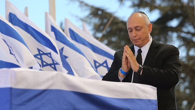 Chemi Peres at his father's casket (Photo: Gil Yohanan)