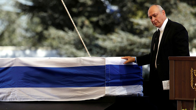 Chemi Peres at his father's casket (Photo: Reuters)