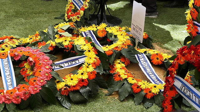Wreaths laid on Peres's grave (Photo: AP)