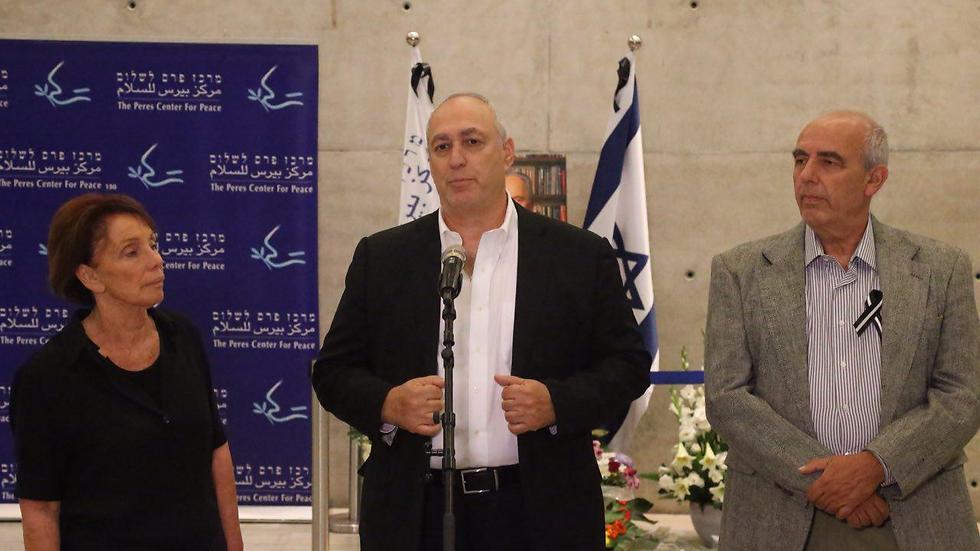 ילדיו של פרס במרכז פרס לשלום בתל אביב, הערב (צילום: מוטי קמחי) (צילום: מוטי קמחי)
