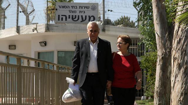 Moshe Katsav on furlough from prison for Rosh Hashana with his wife Gila (Photo: Avi Moalem)