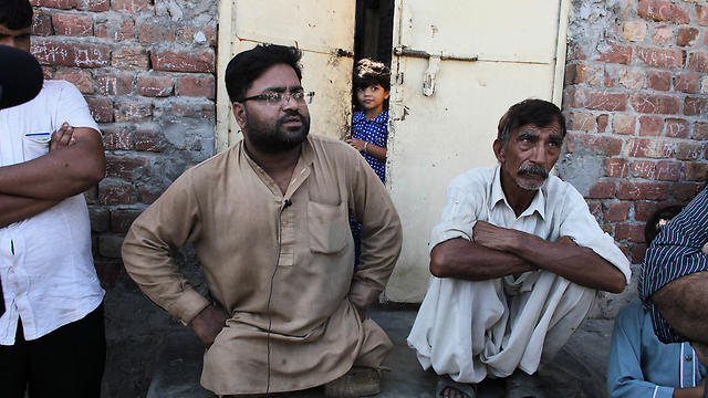 Neighbors of Mubeen Rajhu, who killed his sister Tasleem, talk about the murder in Lahore (Photo: AP)