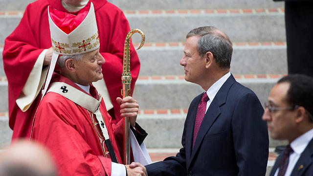 Chief Justice John Roberts shakes hands with Cardinal Donald Wuerl, archbishop of Washington, after attending the 64th Annual Red Mass at the Cathedral of St. Matthew the Apostle in Washington (Photo: Reuters)