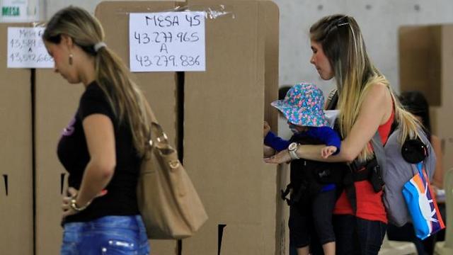 A woman casts her vote in the referendum (Photo: Rueters)