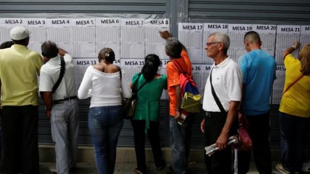 Colombians look for their ID numbers before voting (Photo: Reuters)