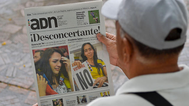 עיתוני קולומביה אחרי שתומכי ההסכם נחלו הפסד דחוק במשאל העם (צילום: AFP) (צילום: AFP)