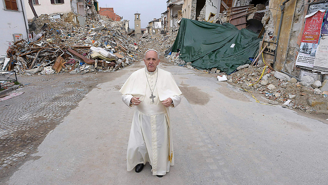 האפיפיור באזור הרעש (צילום: AFP, OSSERVATORE ROMANO) (צילום: AFP, OSSERVATORE ROMANO)