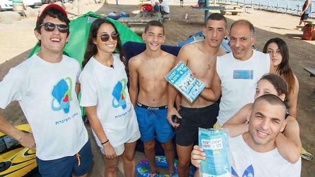 Visitors with bags to collect rubbish (Photo: Kineret Authority)