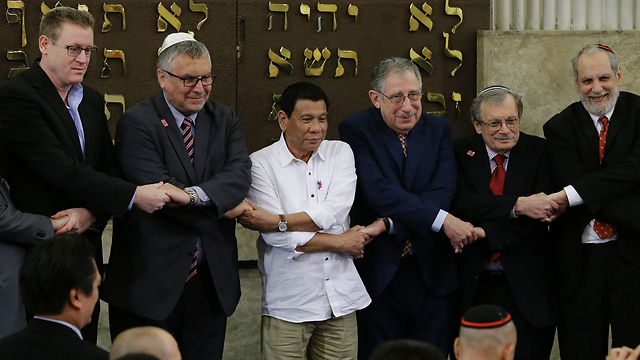 Duterte at the Beit Yaakov Synagogue (Photo: AFP)