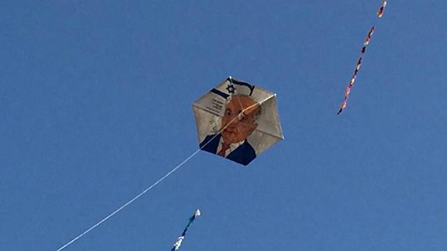 Kite with former President Shimon Peres's face in Kfar Aza
