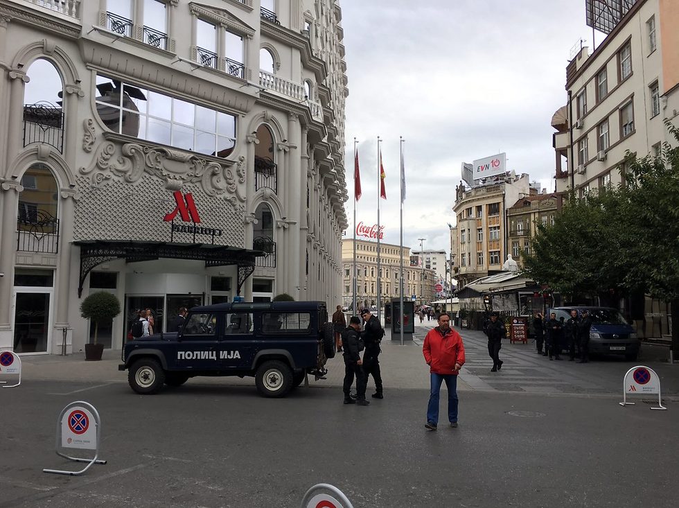 המשטרה מאבטחת את המלון של הנבחרת (צילום: נדב צנציפר) (צילום: נדב צנציפר)