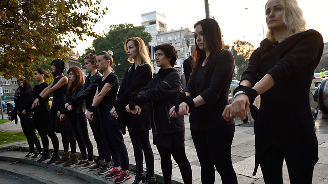 נשים מפגינות בפולין כנגד החוק האוסר הפלות (צילום: AFP) (צילום: AFP)