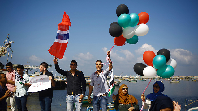 תושבי עזה הכינו קבלת פנים, בתקווה שהספינה תגיע (צילום: AFP) (צילום: AFP)