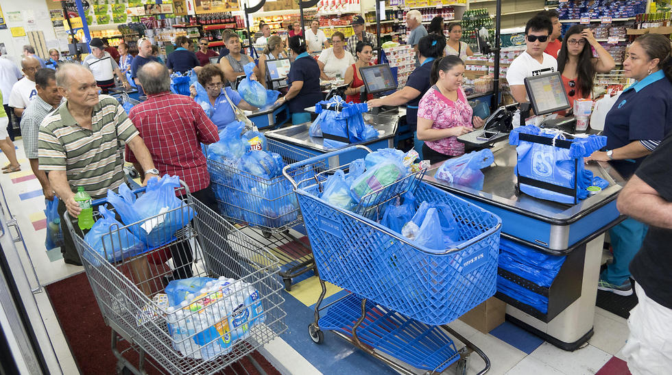 תושבי פלורידה מרוקנים את החנויות (צילום: EPA) (צילום: EPA)