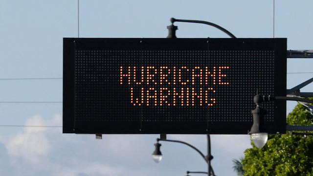 אזהרה בכבישי פלורידה - "ההוריקן מגיע" (צילום: AP) (צילום: AP)