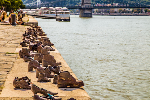 60 זוגות נעלי ברזל שונות על גדת הנהר. אנדרטה ליהודים שנרצחו (צילום: Shutterstock)
