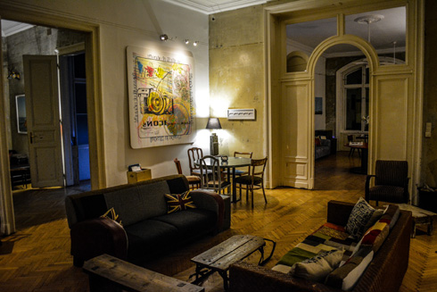 אחד מהחדרים בבית ברודי. שילוב של ישן וחדש: קירות מתקלפים ואמנות עכשווית (צילום: Chris Walts, cc)