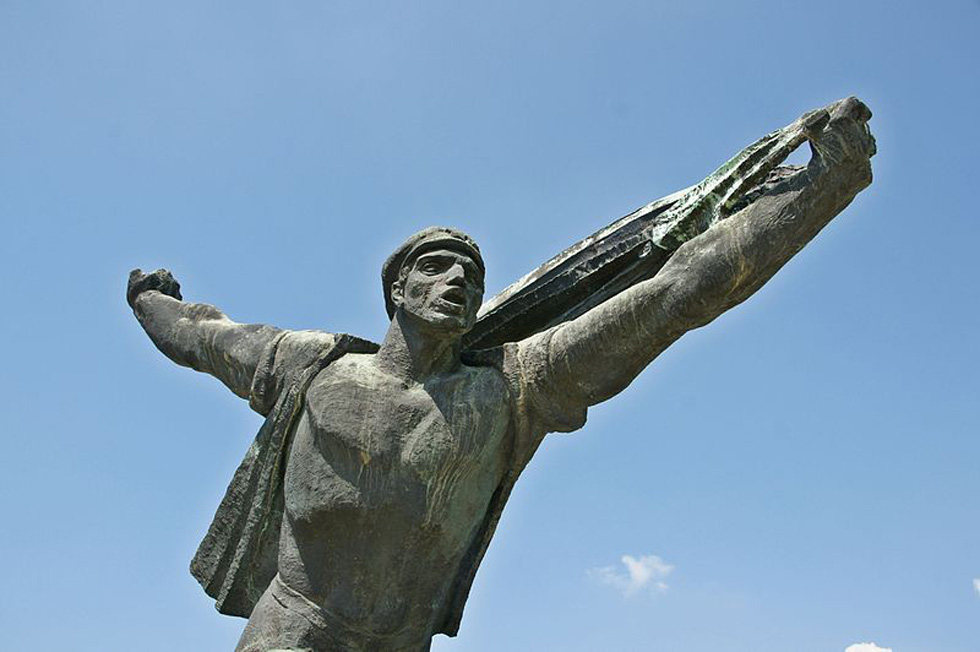 פסל השחרור בפארק ממנטו. אחד מיותר מ-40 מונומנטים שהיו פזורים בעבר ברחבי העיר ופונו אל הפארק אחרי נפילת המשטר הקומוניסטי  (צילום: Jaimrsilva, cc)