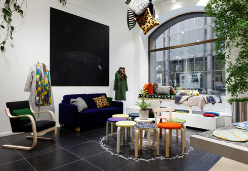 לכבוד שבוע העיצוב פתחה ארטק, חברת הרהיטים המובילה בפינלנד, חנות זמנית שבה הציגה שיתוף פעולה עם מותג האופנה היפני מינה פירונן, של המעצב אקירה מינגאווה