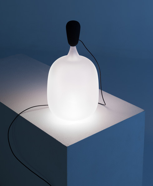 מנורת השולחן  Henki של האנה קארינה הייקילה, החברה בקולקטיב Luom. חמש מעצבותיו זכו בפרס הטאלנט לשנת 2016, שהוענק באירוע הגאלה החגיגי Muoto-gaala (צילום: Aleksi Tikkala)