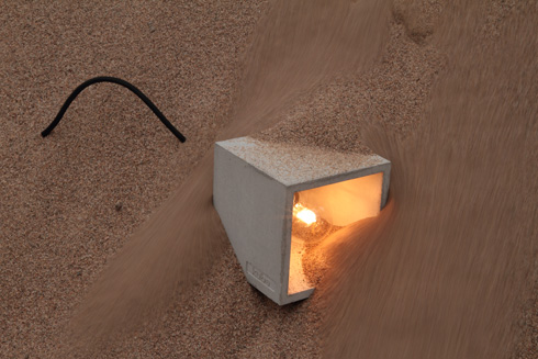Kube הוא קו מנורות בטון שיוצר מעצב הרהיטים פטרי סאורי בעבודת יד