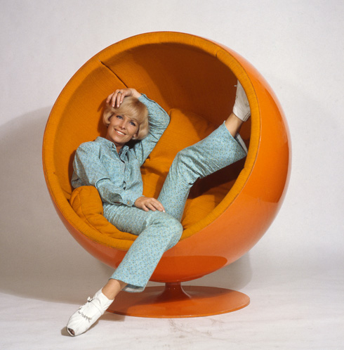 פרסומת ל-Ball Chair, שעיצב ארניו בשנת 1966